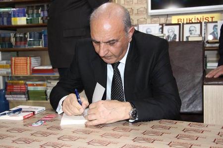 Mustafa Çəmənli yeni kitabını imzaladı » Manera.Az
