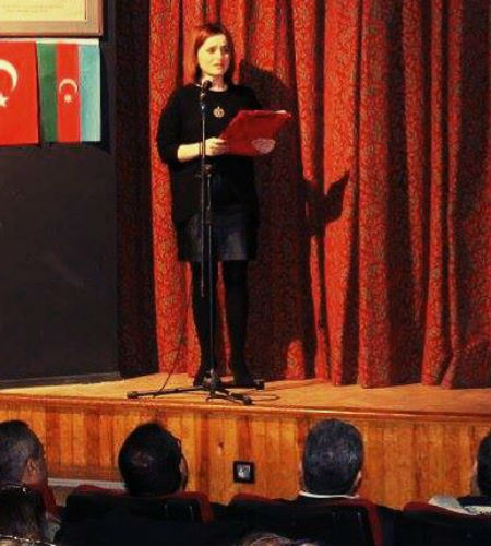 İzmir şəhərində   Xocalı faciəsinə həsr olunmuş tamaşa təqdim olunub.