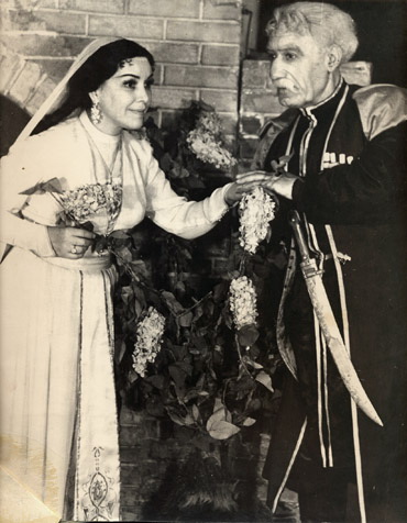 Səhnəmizin misilsiz  aktrisasının doğum günüdü 