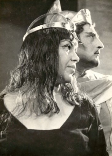 Səhnəmizin misilsiz  aktrisasının doğum günüdü 