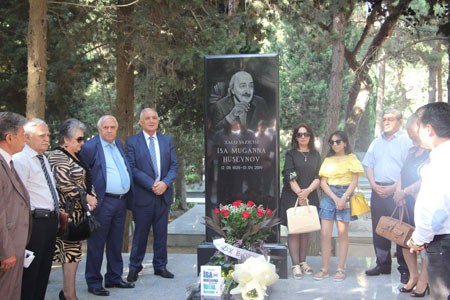 Məzar başında sazla kitab təqdimatı 