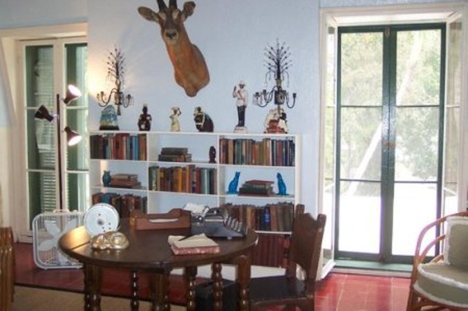 Məşhur yazıçıların YAZI MASALARI