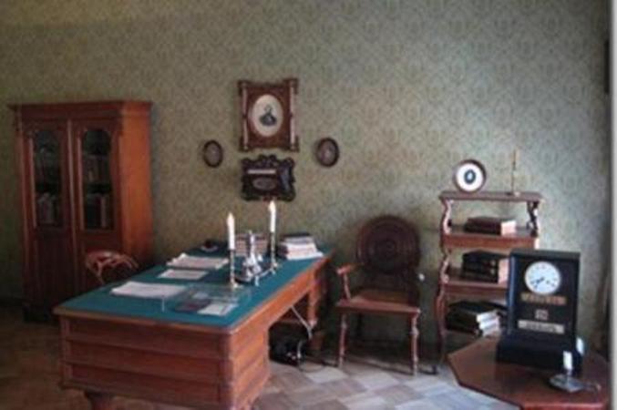 Məşhur yazıçıların YAZI MASALARI