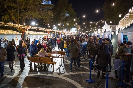 “Soyuq əllər, isti ürək” xeyriyyə yarmarkası başladı “Soyuq əllər, isti ürək” xeyriyyə yarmarkası başladı