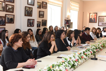 “Azərbaycan dili milli özünüdərk vasitəsidir” - Dəyirmi masa |MANERA.AZ “Azərbaycan dili milli özünüdərk vasitəsidir” - Dəyirmi masa |MANERA.AZ