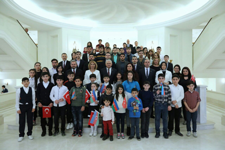 Baş nazir azərbaycanlı şəhid uşaqları ilə görüşdü