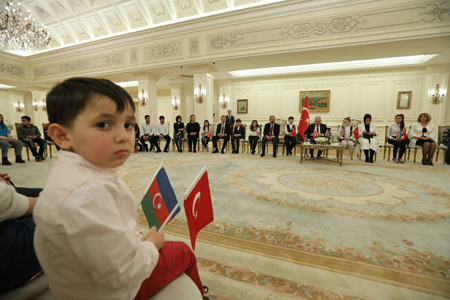 Baş nazir azərbaycanlı şəhid uşaqları ilə görüşdü