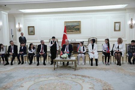 Baş nazir azərbaycanlı şəhid uşaqları ilə görüşdü