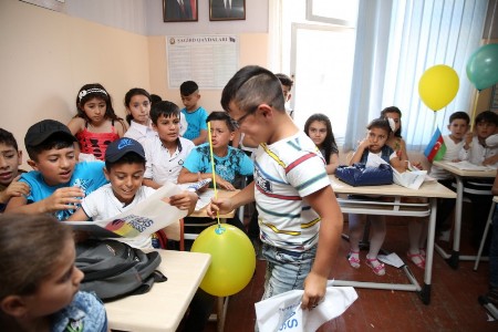 Kitablar “eldən-elə, əldən-ələ” gəzəcək Kitablar “eldən-elə, əldən-ələ” gəzəcək