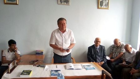 Tanınmış şairin yeni kitabı təqdim edilib Tanınmış şairin yeni kitabı təqdim edilib