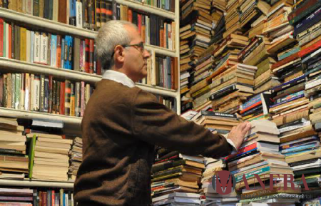 "Şeytan da bizik, Allah da..." - Xan Rəsuloğluyla Söhbət "Şeytan da bizik, Allah da..." - Xan Rəsuloğluyla Söhbət