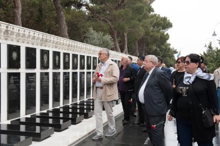 Məşhur rus yazıçı Bakıya gəldi