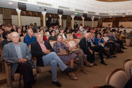 “Sinif yoldaşları” tamaşasının premyerası olub
