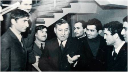 Zamanın nəbzini tutmağı bacaran şair - Rafiq Yusifoğlu yazır.. Zamanın nəbzini tutmağı bacaran şair - Rafiq Yusifoğlu yazır..