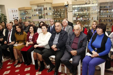 “Səksən yaşın səksən anı” miniatür kitabı təqdim olunub “Səksən yaşın səksən anı” miniatür kitabı təqdim olunub