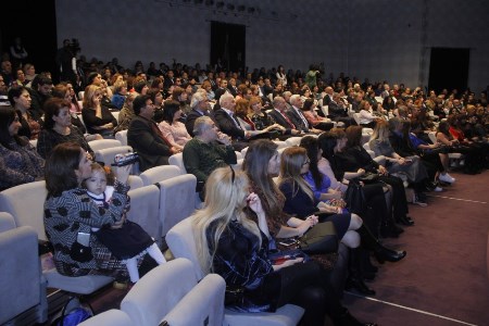 Gənc Tamaşaçılar Teatrının 90 illiyi qeyd olunub