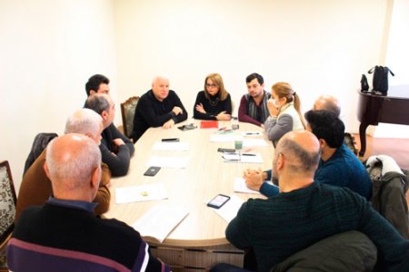 Musiqili Teatr “Çarəsiz sərnişinlər”lə yola çıxır