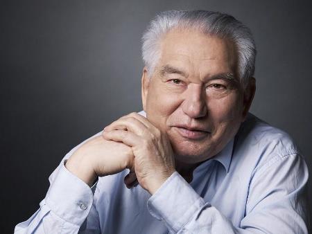 Tanrı axtarışında olan yazıçı - Güllü Yoloğlu yazır