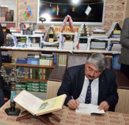 Ayaz Arabaçı yeni kitabını təqdim etdi