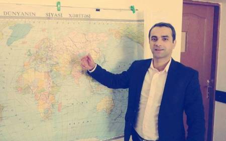 Polis maşınında dərsə gedən müəllim Polis maşınında dərsə gedən müəllim