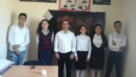 Polis maşınında dərsə gedən müəllim Polis maşınında dərsə gedən müəllim