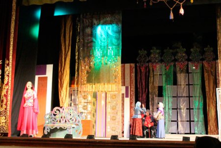 “Arşın mal alan” özbək dilində nümayiş olunub “Arşın mal alan” özbək dilində nümayiş olunub