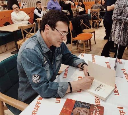 Bakıda Şain Sinarianın imza günü keçirilib