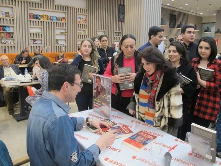 Bakıda Şain Sinarianın imza günü keçirilib