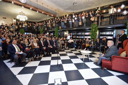 İlbər Ortaylı Bakıda izdihamla qarşılandı - FOTOlar