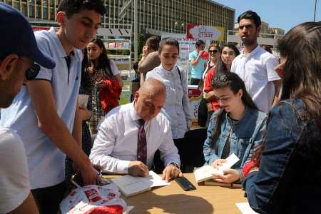 Bakıda 2-ci kitab festivalı keçirilib Bakıda 2-ci kitab festivalı keçirilib