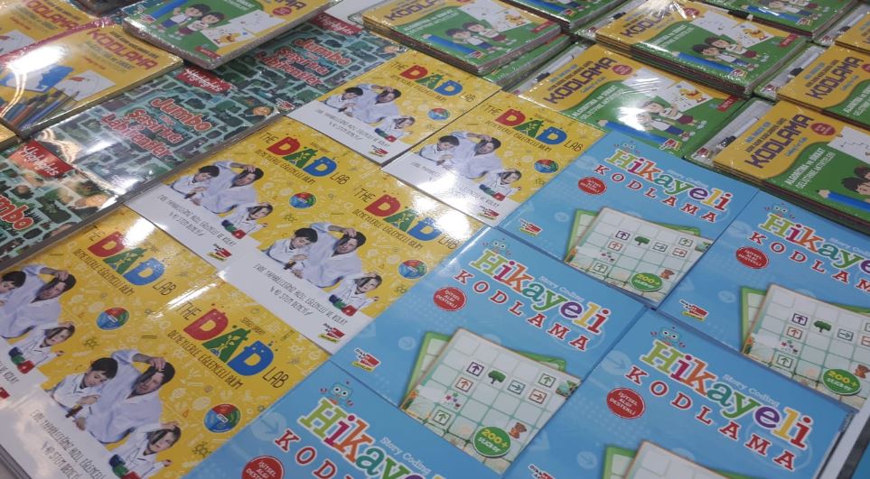 Kitab sərgisində insan izdihamı -   Reportaj