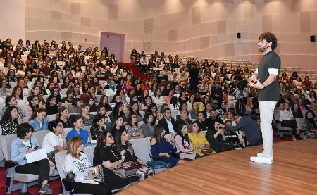 Məşhur motivasiyaçı Bakıda seminar keçirdi
