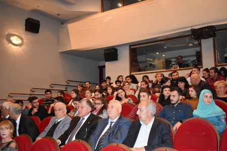 “Dəli yığıncağı” tamaşası Tbilisidə “Dəli yığıncağı” tamaşası Tbilisidə