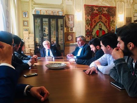 Xalq yazıçısı Anar gənc yazıçılarla görüşüb Xalq yazıçısı Anar gənc yazıçılarla görüşüb