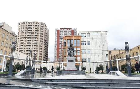 Xətainin heykəlinin yeri dəyişdirildi - Foto