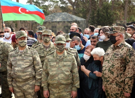 Şəhid zabitlərimiz II Fəxri Xiyabanda dəfn edildi - Fotolar Şəhid zabitlərimiz II Fəxri Xiyabanda dəfn edildi - Fotolar