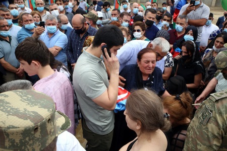 Şəhid zabitlərimiz II Fəxri Xiyabanda dəfn edildi - Fotolar Şəhid zabitlərimiz II Fəxri Xiyabanda dəfn edildi - Fotolar