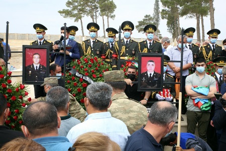 Şəhid zabitlərimiz II Fəxri Xiyabanda dəfn edildi - Fotolar Şəhid zabitlərimiz II Fəxri Xiyabanda dəfn edildi - Fotolar
