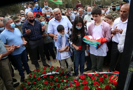 Şəhid zabitlərimiz II Fəxri Xiyabanda dəfn edildi - Fotolar Şəhid zabitlərimiz II Fəxri Xiyabanda dəfn edildi - Fotolar