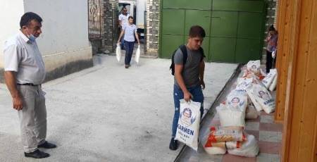 Şəkidə xeyriyyə tədbiri: Deputat 360 ailəyə ərzaq yardımı etdi Şəkidə xeyriyyə tədbiri: Deputat 360 ailəyə ərzaq yardımı etdi