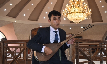 Saz-onun gözlərinə işıq daşıyan günəşdir