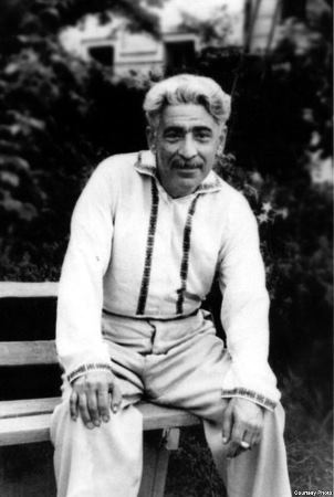 Dünyanı düşünən bir şair olmaq - Aslan Salmansoy Səməd Vurğundan yazır..