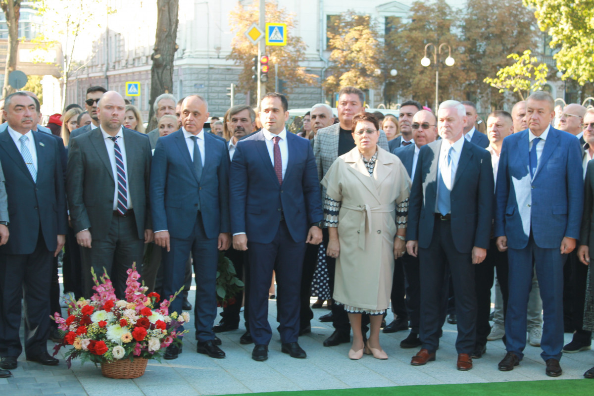 Xarkovda Nizami Gəncəvinin abidəsinin açılış mərasimi olub (FOTOLAR)