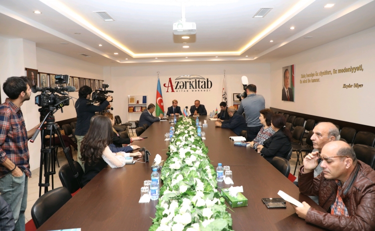 Turan Uğurun “Sətirlər” kitabının təqdimatı olub Turan Uğurun “Sətirlər” kitabının təqdimatı olub