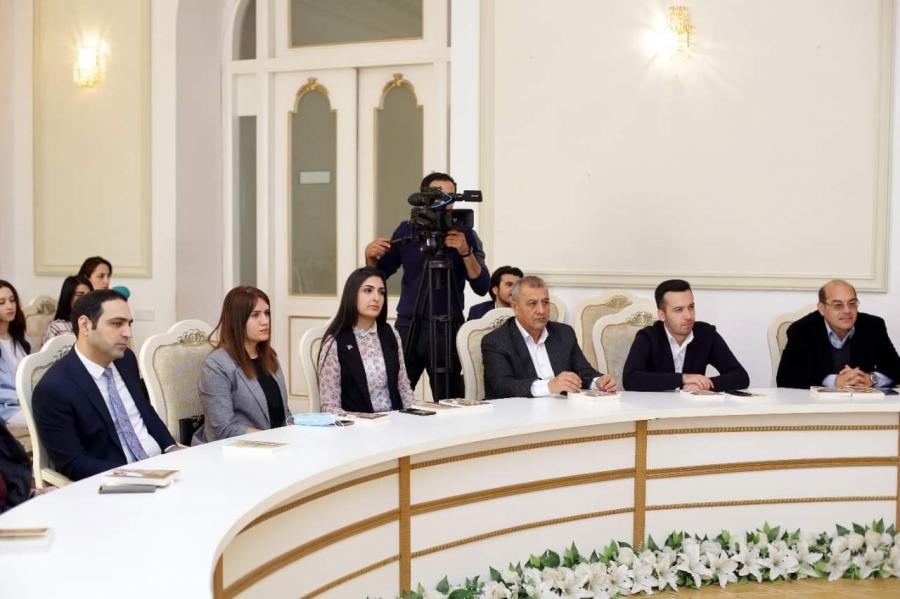 Nizami irsinə dair yeni kitabların təqdimatı keçirilib - Fotolar