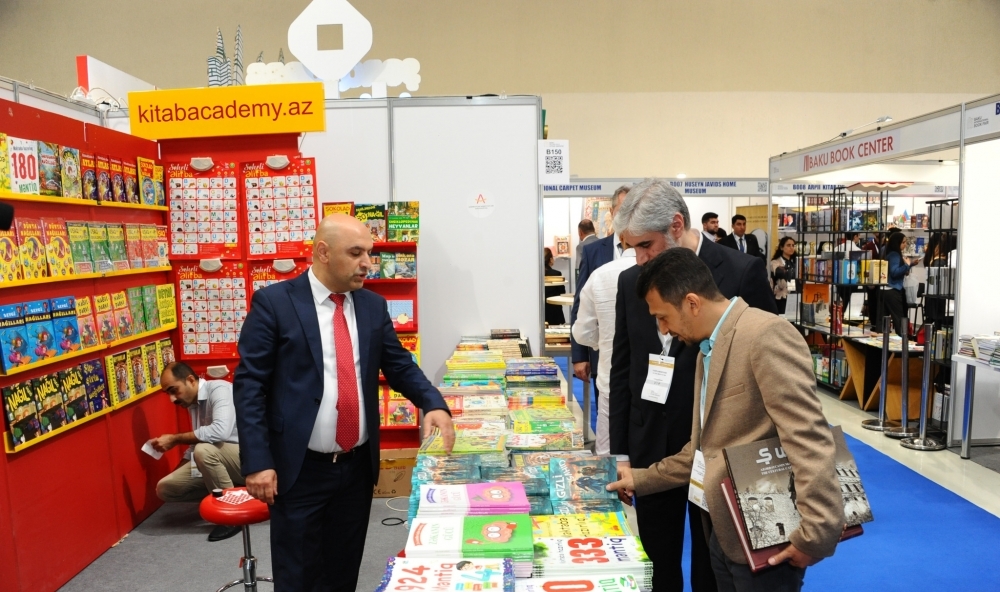 Bakıda 8-ci Beynəlxalq Kitab Sərgisi keçirilir - Fotolar Bakıda 8-ci Beynəlxalq Kitab Sərgisi keçirilir - Fotolar