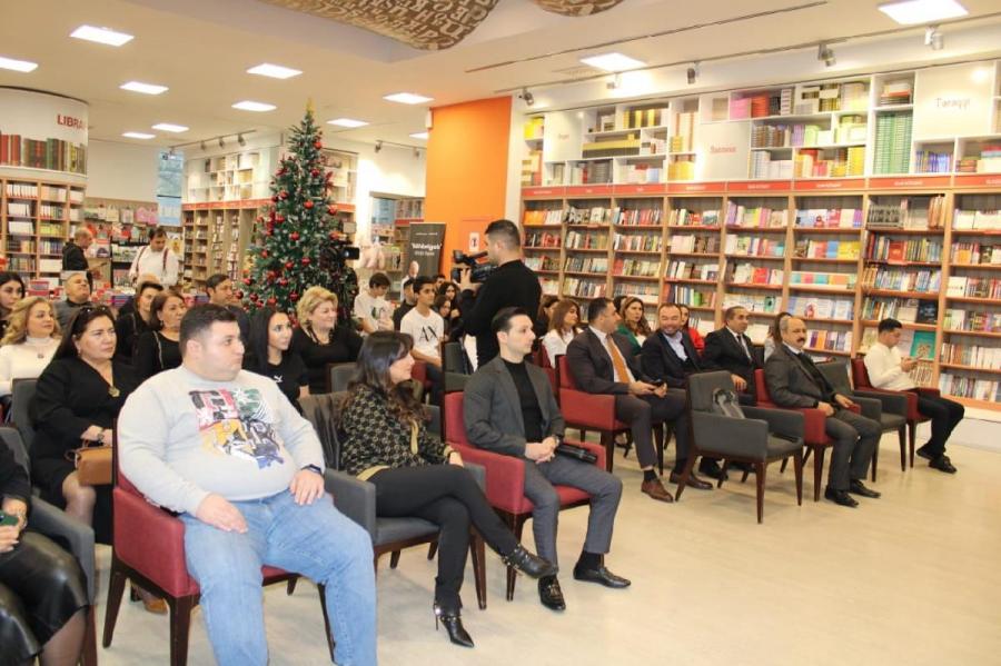 14 yaşlı qızın kitabı təqdim olunub - Foto