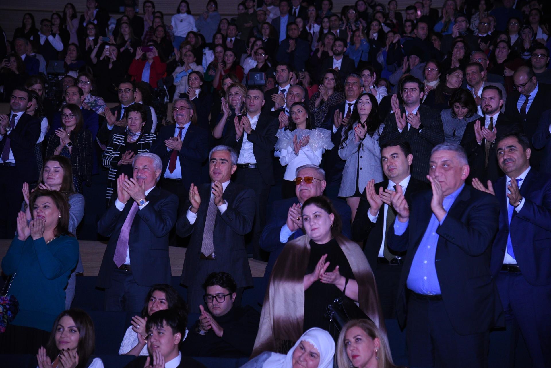 Heydər Əliyev Mərkəzində “Ölülər” pyesi nümayiş olundu - Fotolar Heydər Əliyev Mərkəzində “Ölülər” pyesi nümayiş olundu - Fotolar