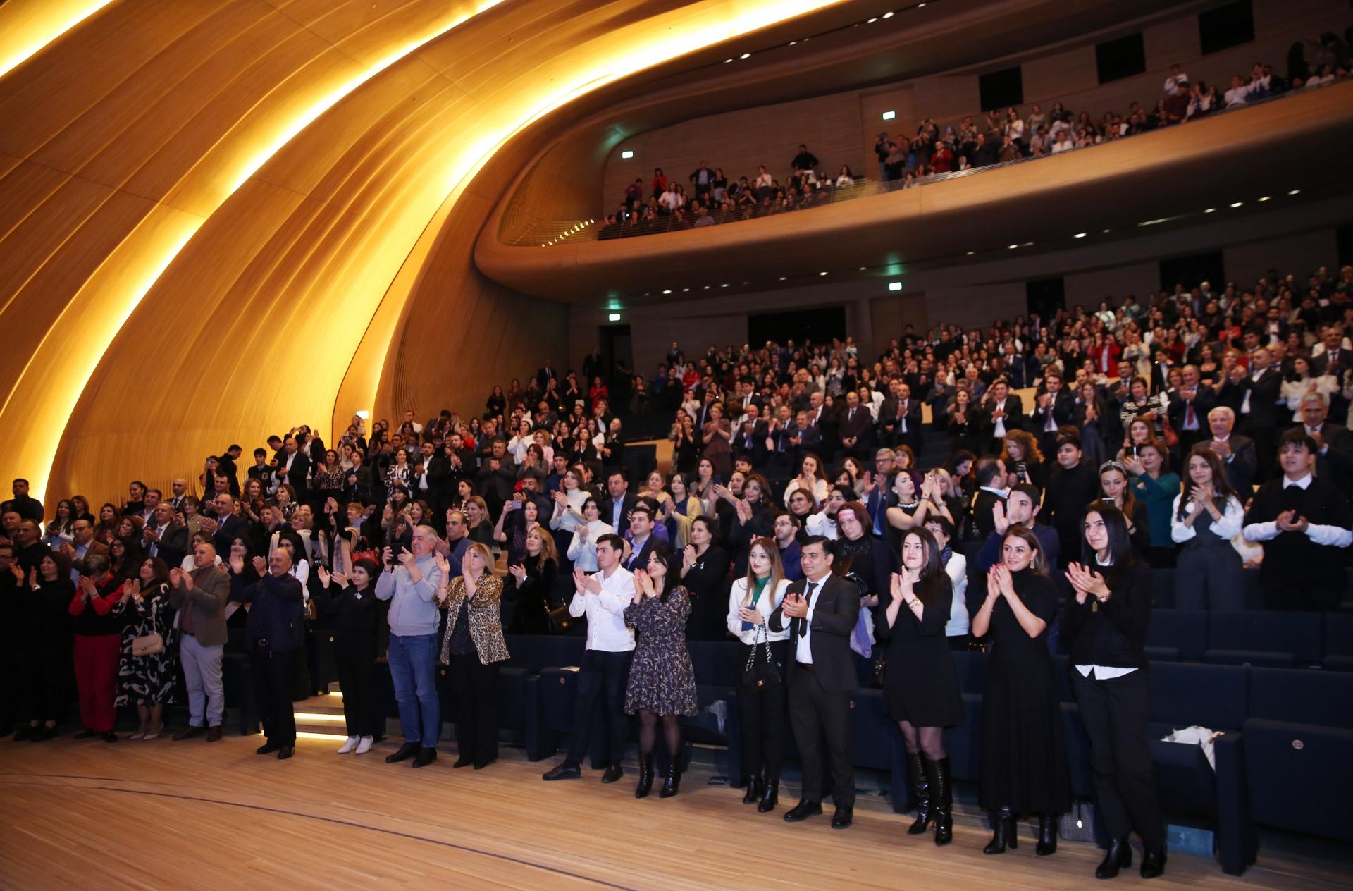 Heydər Əliyev Mərkəzində “Ölülər” pyesi nümayiş olundu - Fotolar Heydər Əliyev Mərkəzində “Ölülər” pyesi nümayiş olundu - Fotolar