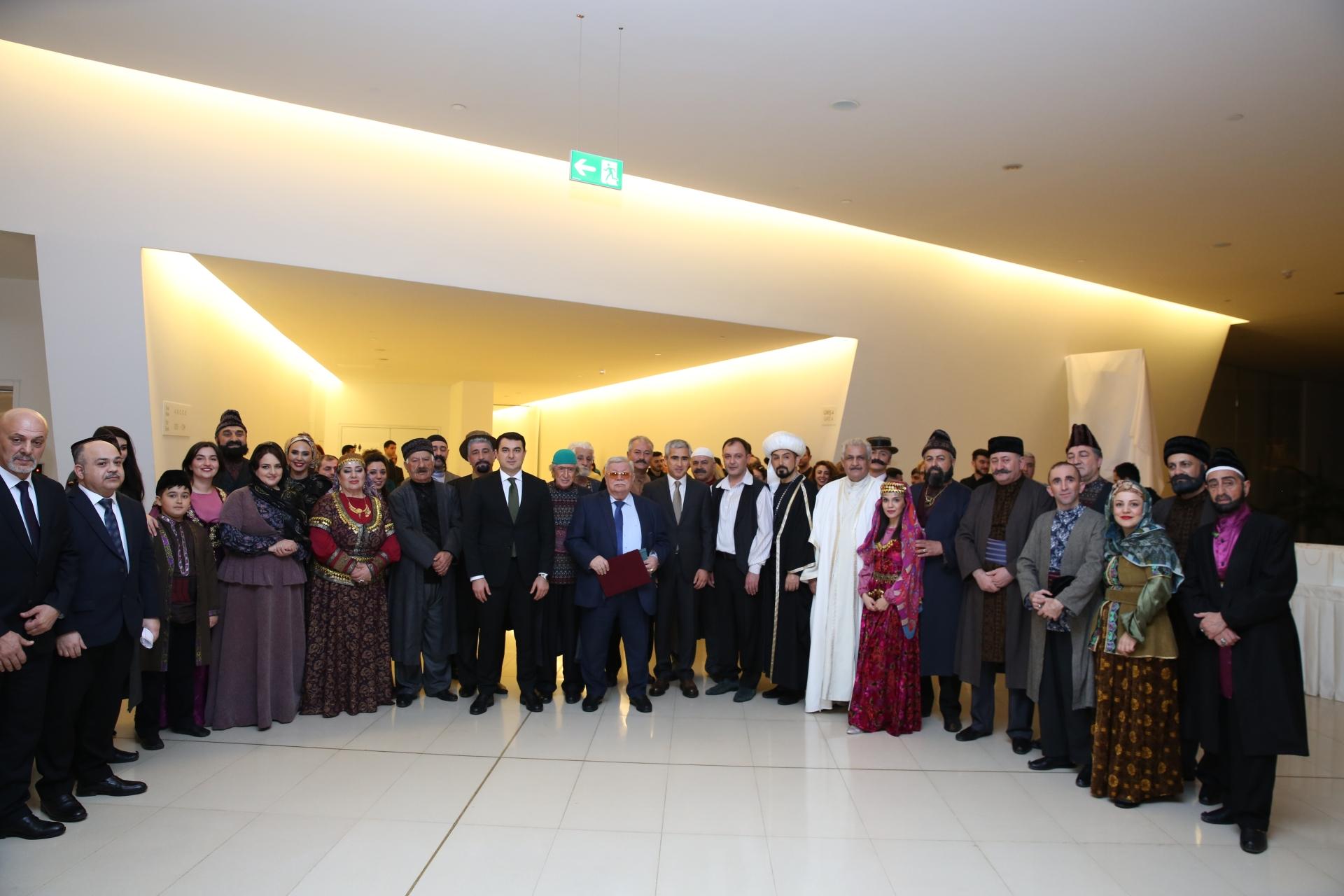 Heydər Əliyev Mərkəzində “Ölülər” pyesi nümayiş olundu - Fotolar Heydər Əliyev Mərkəzində “Ölülər” pyesi nümayiş olundu - Fotolar